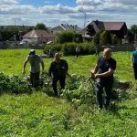 СВЯЩЕННИКИ Г. НОВОГРУДКА ТРУДИЛИСЬ ПО НАВЕДЕНИЮ ПОРЯДКА НА ГОРОДСКОМ КЛАДБИЩЕ