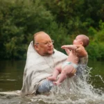 НА БЕРЕГУ НЕМАНА У СТЕН ЛАВРИШЕВСКОГО МОНАСТЫРЯ СОВЕРШЕНА КРЕЩАЛЬНАЯ ЛИТУРГИЯ